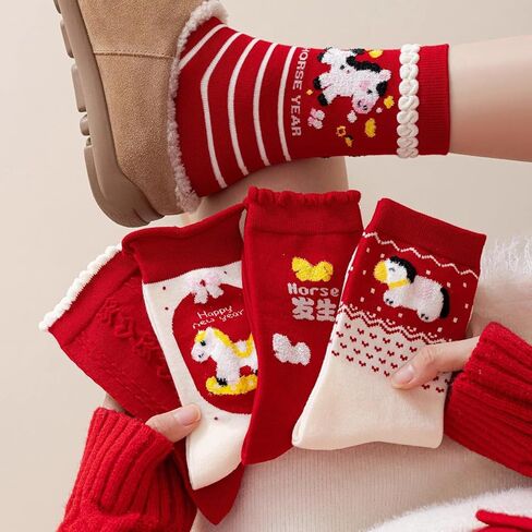 2 أزواج من الجوارب الكرتونية على شكل حصان للعام الصيني الجديد 2026 جوارب حمراء محظوظة لهدية السنة القمرية الجديدة للنساء in Kuwait