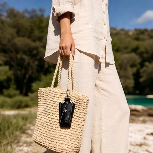 محفظة جلدية للعملات المعدنية مع سلسلة مفاتيح بسحاب، محفظة للعملات المعدنية معلقة على الطراز القوطي مصنوعة يدويًا مع أجنحة قابلة للطي in Kuwait