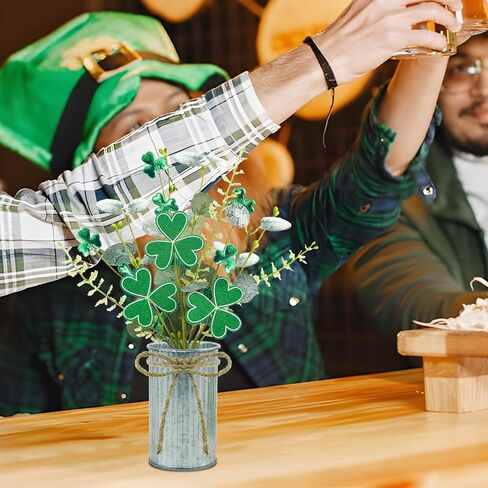 2 حزمة من زينة عيد القديس باتريك، نباتات صناعية من زهور النفل مع مزهرية مزيفة من زهور البرسيم وسيقان التوت مع وعاء للطاولة المركزية للحفلات المنزلية وديكور يوم القديس باتريك الأيرلندي in Kuwait