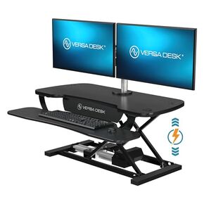 محول مكتب قائم 36 بوصة من VERSADESK، حامل مكتب PowerPro كهربائي قابل للتعديل للوقوف أو الجلوس، مع صينية لوحة المفاتيح، منفذ شحن USB مدمج، يحمل 80 رطلاً، أسود