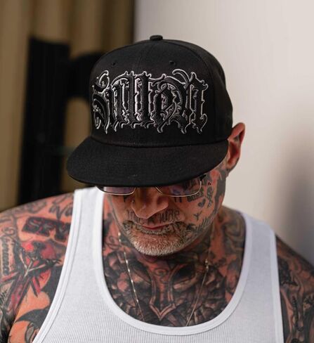 قبعة Sullen Juan Pajo Tattoo Lifestyle Graphic Snapback Artist Series Flat Bill Hat باللون الأسود in Kuwait