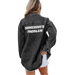 لمسة من الأناقة التي يعاني منها شخص ما، سترة قميص من قماش الدنيم الأسود كبيرة الحجم بحاشية خام، سترة خفيفة الوزن يقولها شخص ما in Kuwait