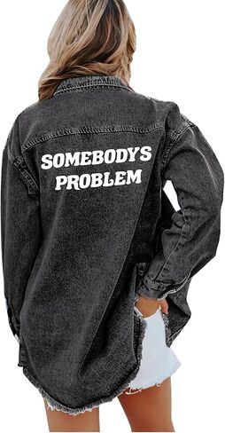 لمسة من الأناقة التي يعاني منها شخص ما، سترة قميص من قماش الدنيم الأسود كبيرة الحجم بحاشية خام، سترة خفيفة الوزن يقولها شخص ما in Kuwait