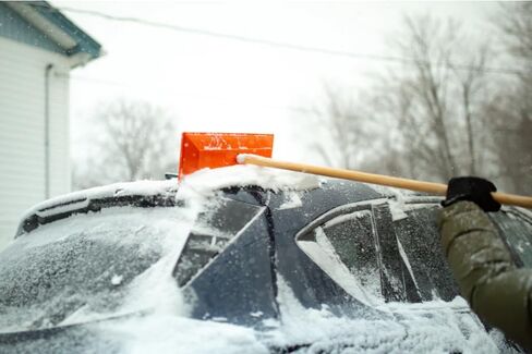 عبوتان من مشط Shuttsco SNO بمقابض خشبية مقاس 48 بوصة - رأس غير كاشط مطلي بالفينيل مقاس 18 بوصة - أداة إزالة الثلج مقاومة للتجميد - مكنسة الثلج لوكلاء السيارات وأصحاب المركبات المصنوعة في الولايات المتحدة الأمريكية in Kuwait