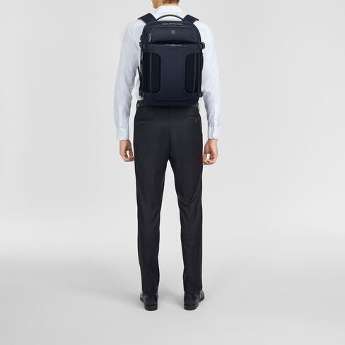 حقيبة ظهر Victorinox Werks Traveler 7.0، حقيبة ظهر مع كمبيوتر محمول مقاس 15.6 بوصة ومساحة للكمبيوتر اللوحي مقاس 11 بوصة، باللون الأزرق الداكن in Saudi Arabia