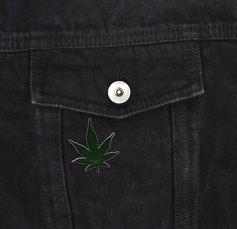 Marijuana Weed Leaf Enamel Lapel Pin in Kuwait