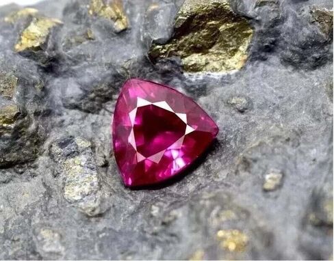 Certified Natural 10 Ct Trillion Cut Pink Sapphire – Flawless Loose Gemstone for Custom Jewelry Making in Saudi Arabia