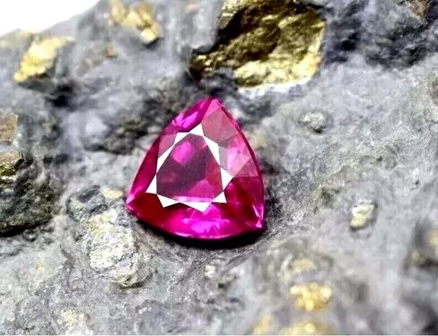 Certified Natural 10 Ct Trillion Cut Pink Sapphire – Flawless Loose Gemstone for Custom Jewelry Making in Saudi Arabia