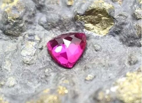 Certified Natural 10 Ct Trillion Cut Pink Sapphire – Flawless Loose Gemstone for Custom Jewelry Making in Saudi Arabia