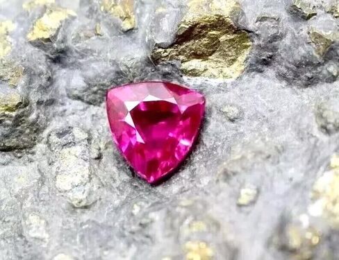 Certified Natural 10 Ct Trillion Cut Pink Sapphire – Flawless Loose Gemstone for Custom Jewelry Making in Saudi Arabia