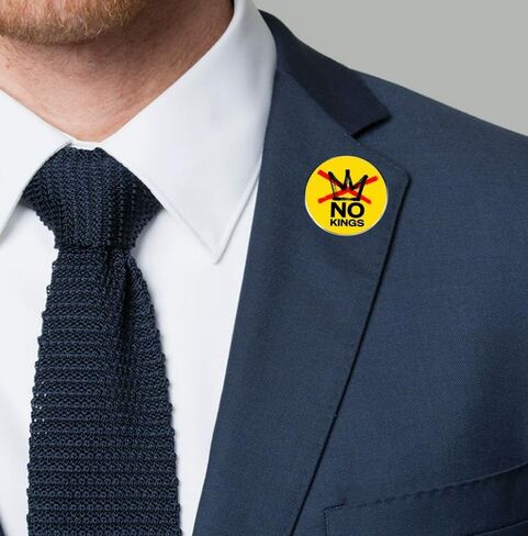 قطعتان من دبابيس سبائك الملوك - شارات احتجاج ساخرة مناهضة للرئيس | أزرار "إلغاء التيجان" الفكاهية لعشاق الديمقراطية in Kuwait