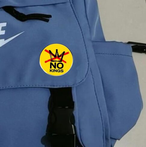 قطعتان من دبابيس سبائك الملوك - شارات احتجاج ساخرة مناهضة للرئيس | أزرار "إلغاء التيجان" الفكاهية لعشاق الديمقراطية in Kuwait