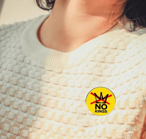 قطعتان من دبابيس سبائك الملوك - شارات احتجاج ساخرة مناهضة للرئيس | أزرار "إلغاء التيجان" الفكاهية لعشاق الديمقراطية in Kuwait