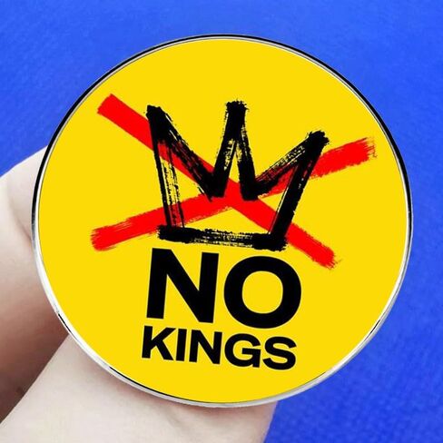 قطعتان من دبابيس سبائك الملوك - شارات احتجاج ساخرة مناهضة للرئيس | أزرار "إلغاء التيجان" الفكاهية لعشاق الديمقراطية in Kuwait