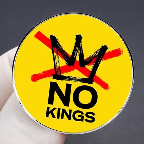 قطعتان من دبابيس سبائك الملوك - شارات احتجاج ساخرة مناهضة للرئيس | أزرار "إلغاء التيجان" الفكاهية لعشاق الديمقراطية in Kuwait