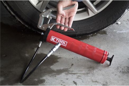 مسدس شحم بمقبض مسدس من K Tool International 73933 للكراجات ومحلات التصليح والأعمال اليدوية، 5000 رطل. السعة، رأس من الألومنيوم المصبوب، 14 أونصة حشوة مجمعة أو شفط، تحميل ثلاثي الاتجاهات، خرطوم مرن 18 بوصة، أحمر in Kuwait