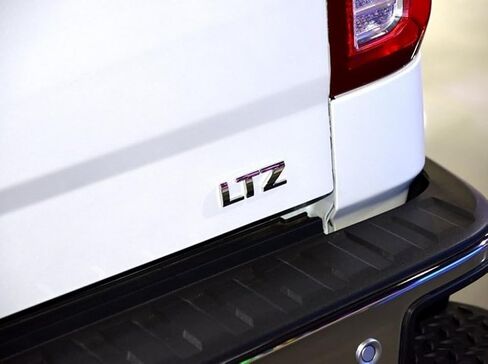 قطعة واحدة من شعار LTZ - تصميم ثلاثي الأبعاد لسيلفرادو وسييرا وتاهو وسوبربان - لمسة نهائية من الكروم الفضي - لاصق قوي in Kuwait