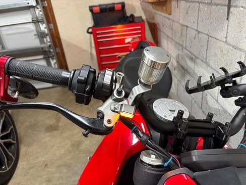 إشارات الانعطاف الأمامية LED وميض صغير للدراجات النارية مناسب عالميًا لـ Harley Softail Sportster Dyna Touring Road King Glide FLTRXS Fat Boy FLSTF Breakout FXBRS (غلاف كروم + عدسات شفافة) in Kuwait