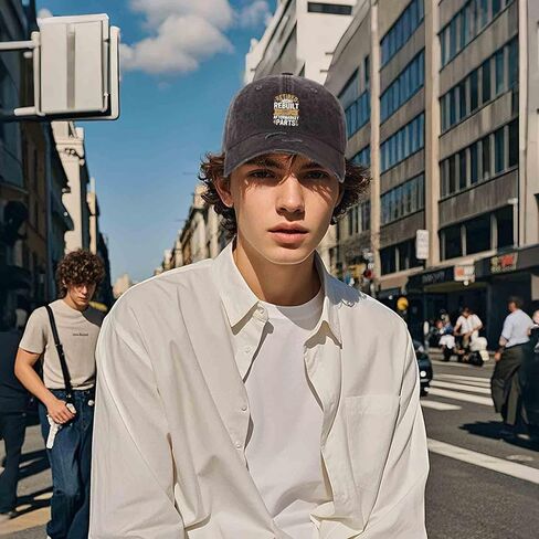 يحتوي الجسم المتقاعد والمُعاد بناؤه على أجزاء ما بعد البيع - قبعتان للنساء وقبعة للأب هدايا مضحكة للنساء in Kuwait