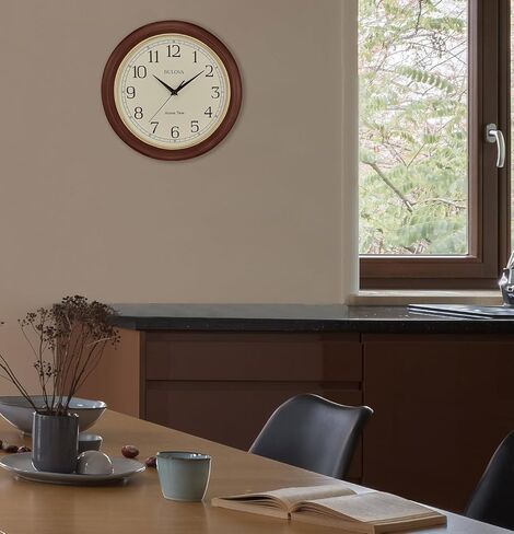 بولوفا ساعة حائط انالوج خشبية ذرية، C5004 التوقيت الذري 2، يتم ضبطها تلقائيا، بطارية كوارتز in Kuwait