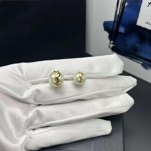 Designer Pearl Stud Earrings, Gold-Tone Logo Detail， Classic Fashion Earrings， One large and one small luxury design size in Saudi Arabia
