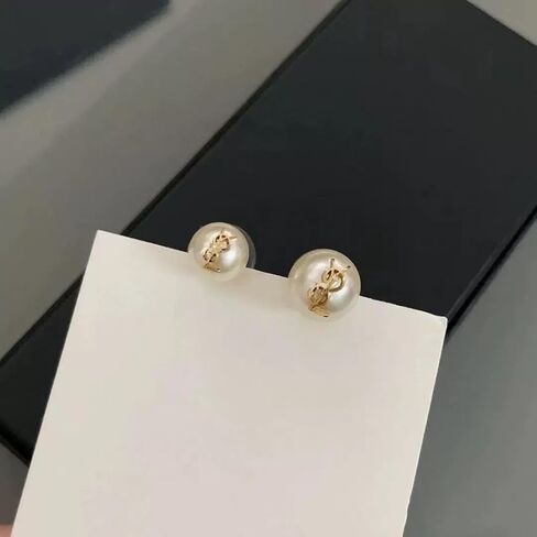 Designer Pearl Stud Earrings, Gold-Tone Logo Detail， Classic Fashion Earrings， One large and one small luxury design size in Saudi Arabia