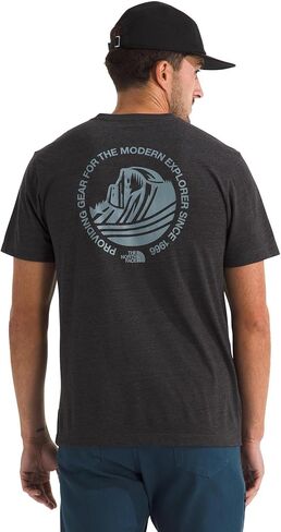 تي شيرت رجالي بأكمام قصيرة من مزيج ثلاثي Mountain Days من The North Face - تي شيرت برسومات كاجوال، مقاس عادي، قطن/بوليستر/تينسيل in Saudi Arabia