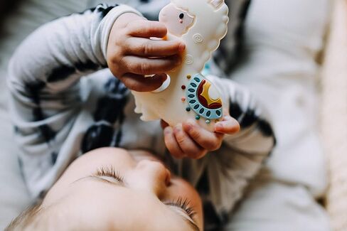 مجموعة عضاضة وحامل من السيليكون من لولو لوليبوب لتسنين الأطفال الأولاد والبنات - قوس قزح ديزي in Kuwait