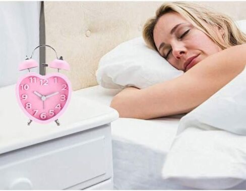 مونيك طلاب كبار السن 3 بوصة منبه مزدوج الجرس بصوت عالٍ ساعة منبه صامتة كوارتز تناظرية ليلاً تعمل بالبطارية للنوم الثقيل على شكل قلب وردي in Kuwait
