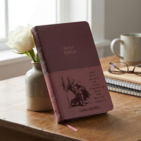 شخصية KJV الكتاب المقدس للرجال تصميم فارس منقوش، نسخة الملك جيمس رسالة حمراء، طباعة قياسية، اسم مخصص الآية الكتابية، هدية تأكيد المعمودية التخرج المسيحي، خط رفيع ذو قيمة بنية in Kuwait