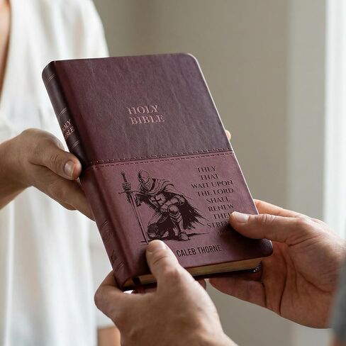 شخصية KJV الكتاب المقدس للرجال تصميم فارس منقوش، نسخة الملك جيمس رسالة حمراء، طباعة قياسية، اسم مخصص الآية الكتابية، هدية تأكيد المعمودية التخرج المسيحي، خط رفيع ذو قيمة بنية in Kuwait