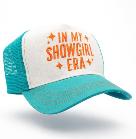 قبعة سائق الشاحنة باللون الأزرق المخضر والأبيض مع نص برتقالي لامع في نص My Showgirl Era، وخياطة متباينة، وقبعة بيسبول بموضوع الحفل الموسيقي in Saudi Arabia