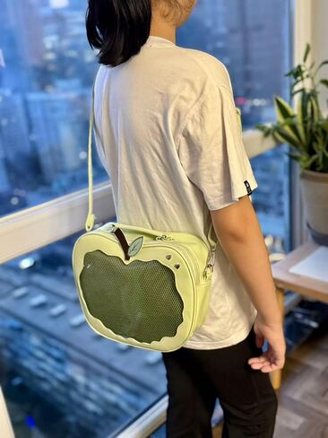 حقيبة ظهر Ita Bag باللون الأخضر على شكل تفاحة وحقيبة يد وحقيبة يد، عرض دبوس الرسوم المتحركة، هدية لأصدقائها in Saudi Arabia