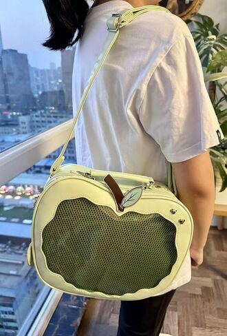 حقيبة ظهر Ita Bag باللون الأخضر على شكل تفاحة وحقيبة يد وحقيبة يد، عرض دبوس الرسوم المتحركة، هدية لأصدقائها in Saudi Arabia