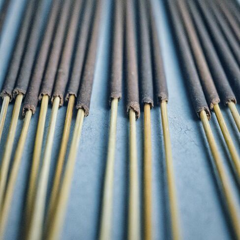 أعواد بخور سانتال، رائحة متخصصة مصنوعة بحرفية، تركيبة حصرية، احتراق نظيف، وقت احتراق لمدة ساعة واحدة، 20 عودًا in Kuwait