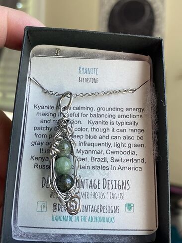 بازلاء الكيانيت الخضراء القابلة للتخصيص في قرنة PeaPod (1،2،3،4،5 أو 6) سلك قلادة ملفوف بالفولاذ / الفضة / النحاس / البرونز / النحاس / التيتانيوم / الحديد الأسود / الذهب عيار 14 / الذهب الوردي عيار 14 قيراط / النيوبيوم الأسود in Kuwait