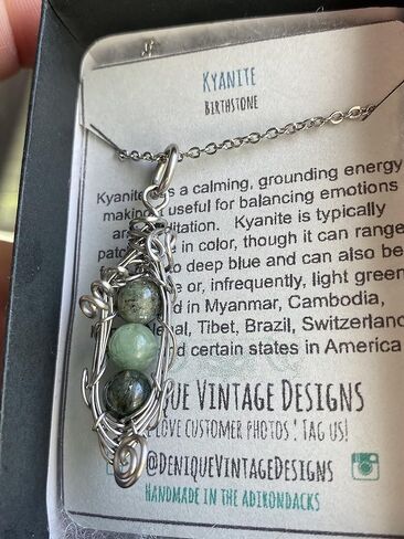 بازلاء الكيانيت الخضراء القابلة للتخصيص في قرنة PeaPod (1،2،3،4،5 أو 6) سلك قلادة ملفوف بالفولاذ / الفضة / النحاس / البرونز / النحاس / التيتانيوم / الحديد الأسود / الذهب عيار 14 / الذهب الوردي عيار 14 قيراط / النيوبيوم الأسود in Kuwait