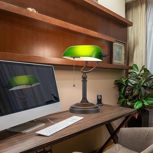 مصباح مكتب المصرفيين الزجاجي الأخضر من Newrays ومصباح مكتب المصرفيين الزجاجي الأخضر العتيق in Kuwait