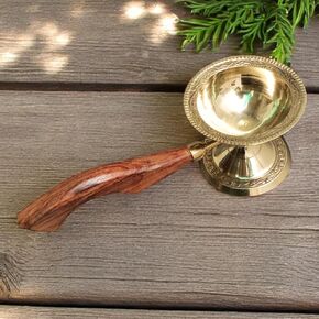 يمكن استخدام مصمم آرتي النحاسي ديباك بمقبض خشبي كموقد كافور محمول باليد Arti Puja Jyot Dia طول 7.5 بوصة لتزيين المنزل Puja وDiwali باللون الذهبي in Kuwait