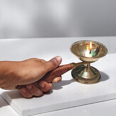 يمكن استخدام مصمم آرتي النحاسي ديباك بمقبض خشبي كموقد كافور محمول باليد Arti Puja Jyot Dia طول 7.5 بوصة لتزيين المنزل Puja وDiwali باللون الذهبي in Kuwait