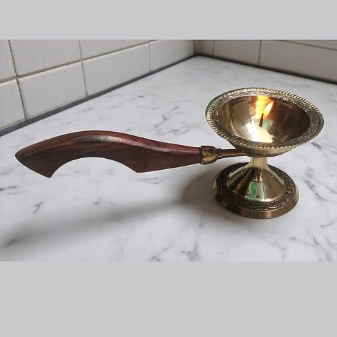يمكن استخدام مصمم آرتي النحاسي ديباك بمقبض خشبي كموقد كافور محمول باليد Arti Puja Jyot Dia طول 7.5 بوصة لتزيين المنزل Puja وDiwali باللون الذهبي in Kuwait
