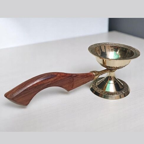 يمكن استخدام مصمم آرتي النحاسي ديباك بمقبض خشبي كموقد كافور محمول باليد Arti Puja Jyot Dia طول 7.5 بوصة لتزيين المنزل Puja وDiwali باللون الذهبي in Kuwait