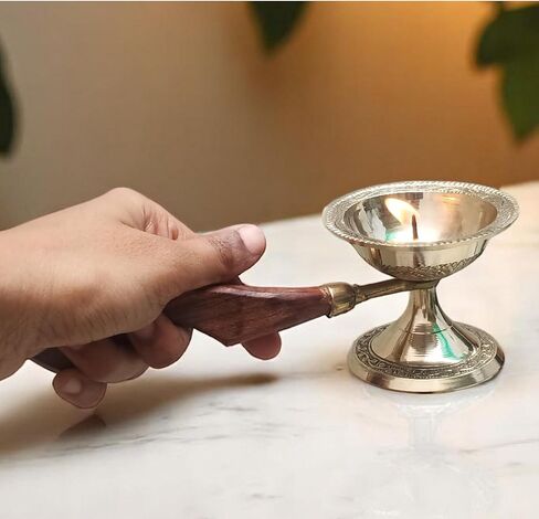 يمكن استخدام مصمم آرتي النحاسي ديباك بمقبض خشبي كموقد كافور محمول باليد Arti Puja Jyot Dia طول 7.5 بوصة لتزيين المنزل Puja وDiwali باللون الذهبي in Kuwait