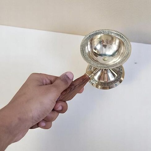 يمكن استخدام مصمم آرتي النحاسي ديباك بمقبض خشبي كموقد كافور محمول باليد Arti Puja Jyot Dia طول 7.5 بوصة لتزيين المنزل Puja وDiwali باللون الذهبي in Kuwait