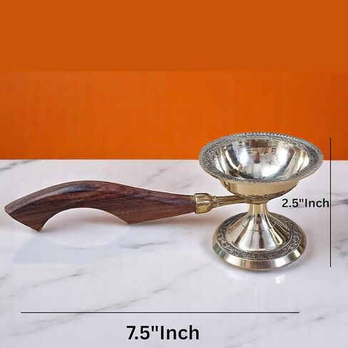 يمكن استخدام مصمم آرتي النحاسي ديباك بمقبض خشبي كموقد كافور محمول باليد Arti Puja Jyot Dia طول 7.5 بوصة لتزيين المنزل Puja وDiwali باللون الذهبي in Kuwait