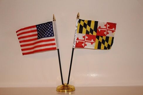 US USA American and Maryland MD State 4"x6" Miniature Flags Desk Set with Gold Base in Saudi Arabia