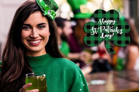 لافتة خشبية لعيد القديس باتريك السعيد، زينة شامروك منقوشة باللون الأخضر، معلقة على باب يوم القديس باتريك لديكور يوم القديس باتريك in Kuwait