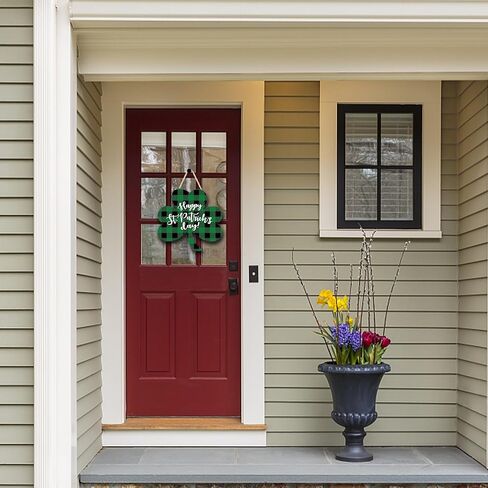 لافتة خشبية لعيد القديس باتريك السعيد، زينة شامروك منقوشة باللون الأخضر، معلقة على باب يوم القديس باتريك لديكور يوم القديس باتريك in Kuwait