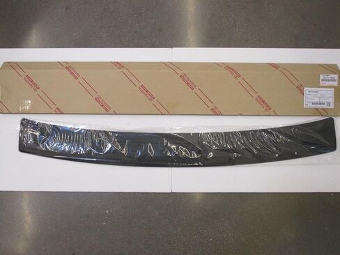 LEXUS OEM FACTORY REAR BUMPER PROTECTOR 2004-2006 RX330 in Saudi Arabia
