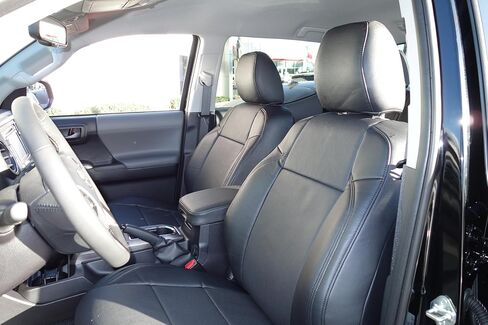 Clazzio 2020-2023 Toyota Tacoma Double Cab Power Driver Seat غطاء مقعد جلدي أسود in Kuwait